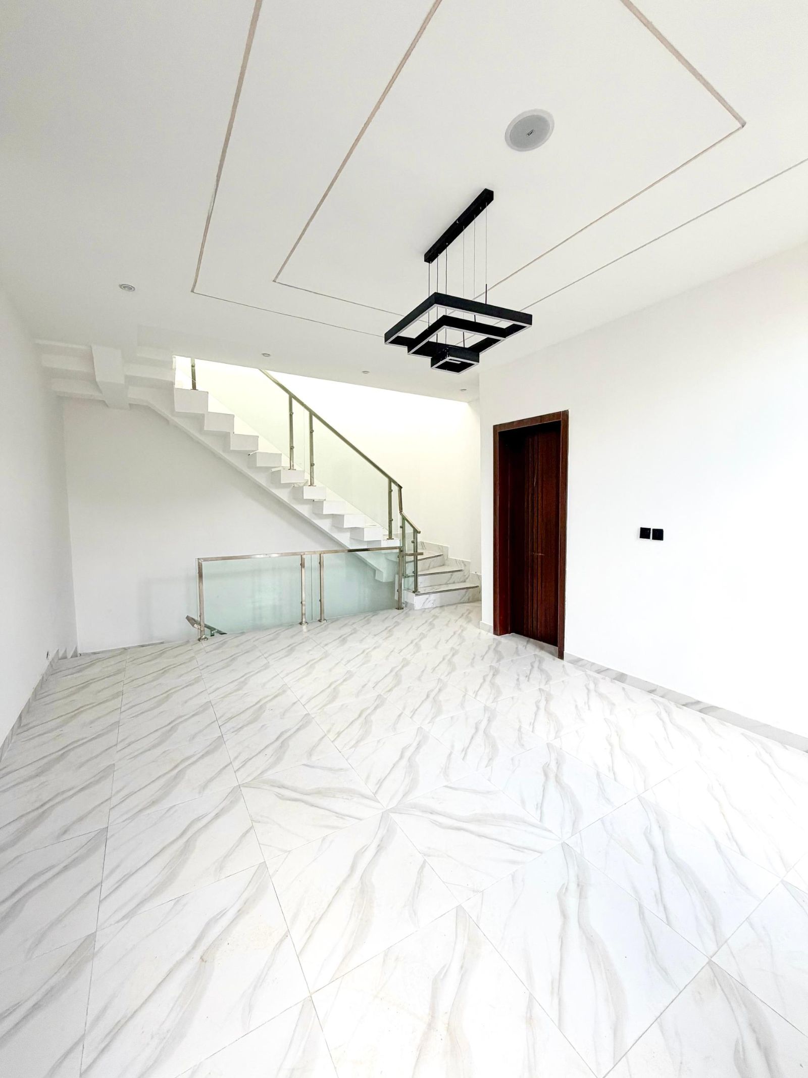 5 bedroom duplex Chevron/ 720M / Pool / Bq 6