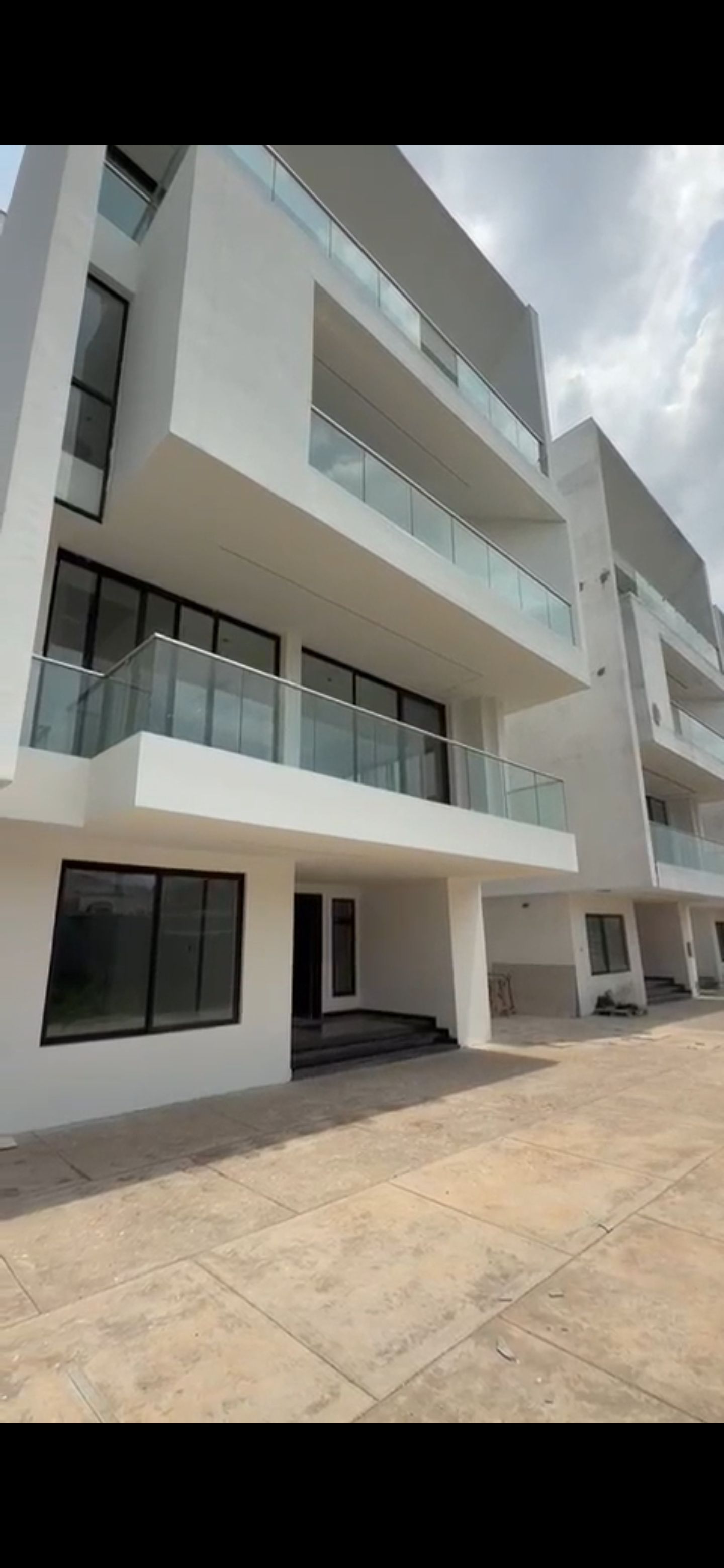 Banana island ikoyi 3 units of 6 bedrooms fully detached houses with 2 rooms bq /  4m Dollars Per Units