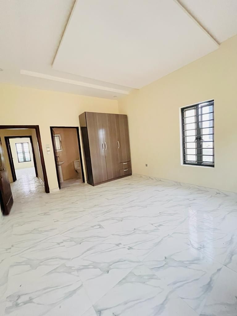 Brand new 6bed room and two room boys quarter,  Sitting on 600sqm 10