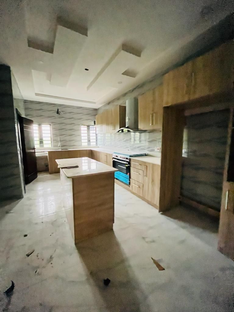 Brand new 6bed room and two room boys quarter,  Sitting on 600sqm 6