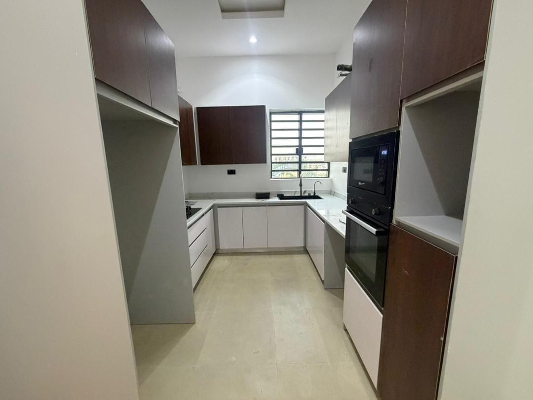 3-bedroom Apartment / Bq / ikeja Gra / 420 7