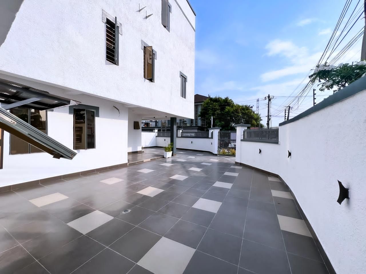 Lekki Phase  1 Proper , 4 bedrooms terraces with a private compound 21
