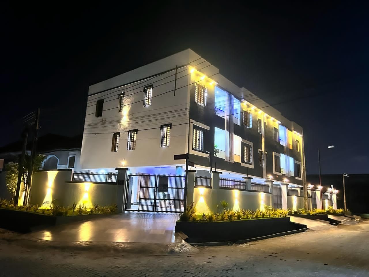 Lekki Phase  1 Proper , 4 bedrooms terraces with a private compound 3