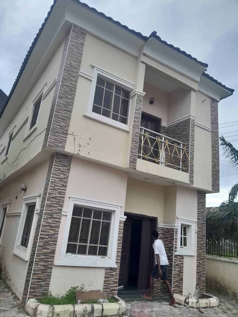 bock of 6 nos 3 bedroom flats and 3 bedroom fully detached house all in one compound / Chevron  / 1.3BN 3