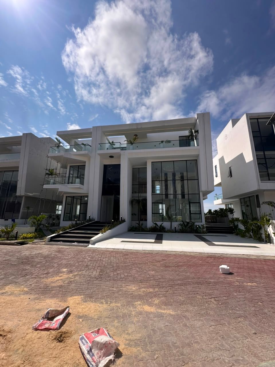 CONTEMPORARY 5BEDROOM SPACIOUS MANSION, WITH SWIMMING POOL, CINEMA, GYM, ROOFTOP TERRACE, OFFICE SPACE, BQ, AND SO MUCH MORE