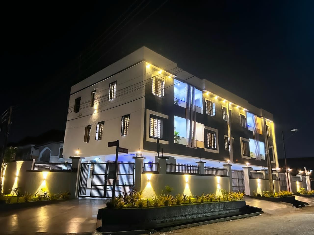 Lekki Phase  1 Proper , 4 bedrooms terraces with a private compound