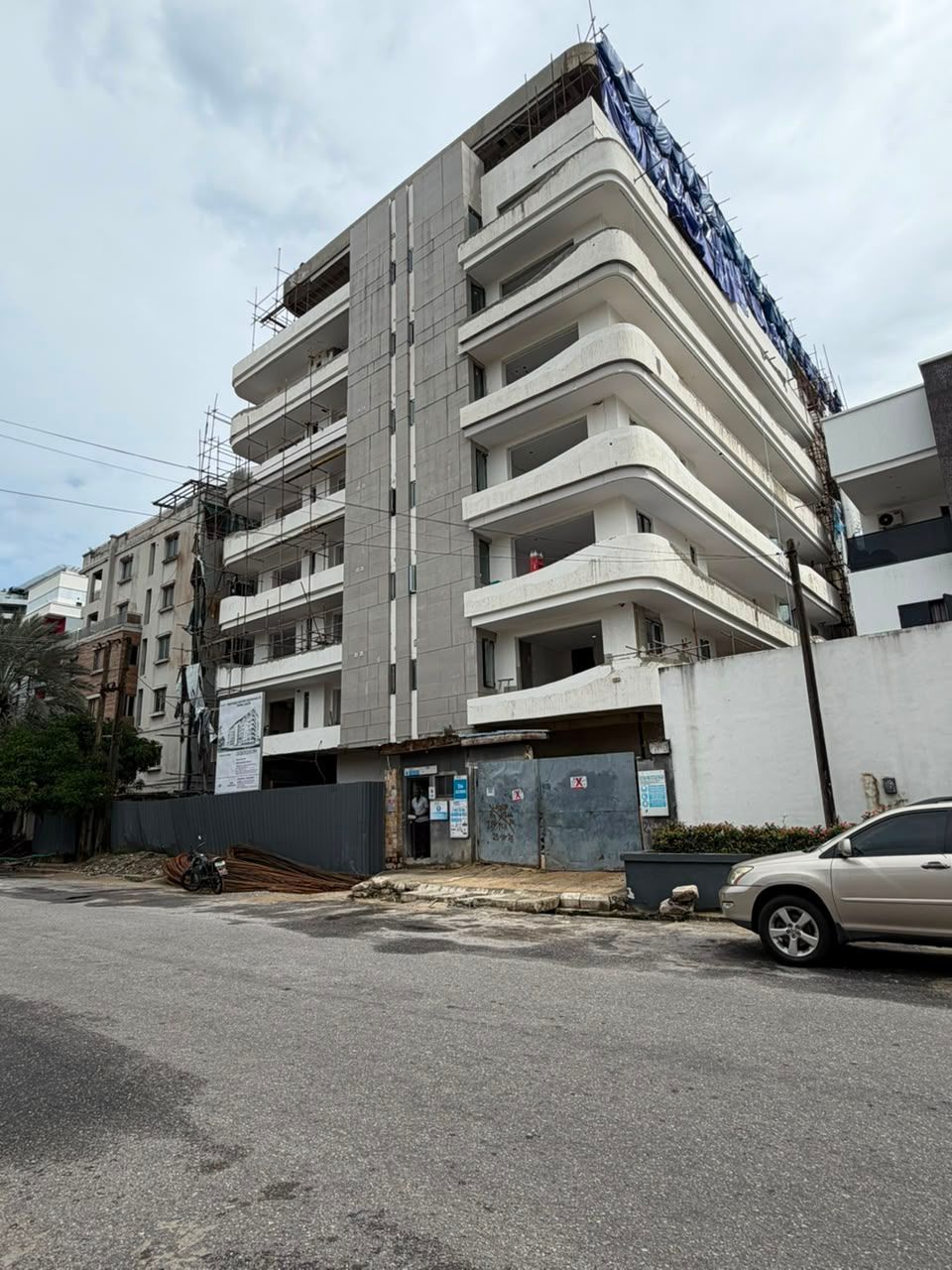 3 BED APARTMENT | ONIRU, VI | N700M 2 Bedroom Apartment plus bq: N500M 3 Bedroom Apartment plus bq: N700M Contact us to secure this property at best price. Features: Maisonette | Secured Area | Living Room | All Rooms En-suite | | Fitted Kitchen | Gas burner | Oven | Heat Extractor | Water heater | Walk-in Closet | Walk-In Shower | Spacious Rooms | Elevator | Swimming Pool | BQ | Laundry Room | Terrace