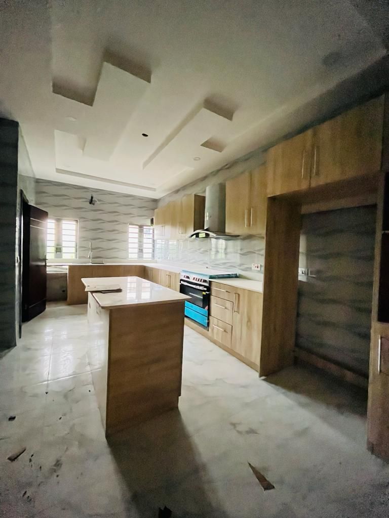 Brand new 6bed room and two room boys quarter,  Sitting on 600sqm 7