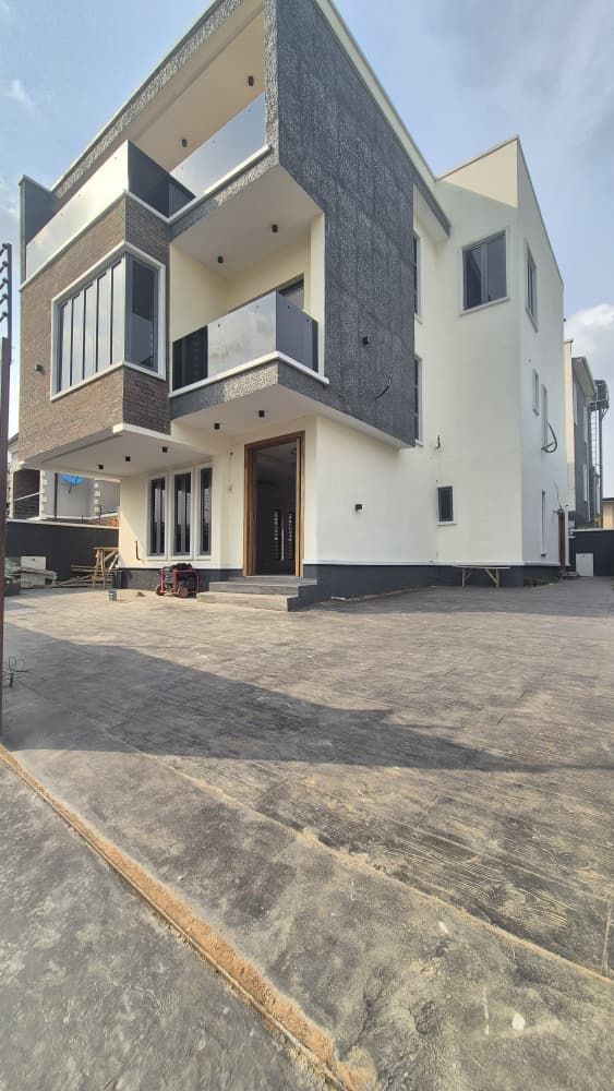 5-bedroom fully detached duplex with a room Bq, cinema /  650m / Adeniyi Jones