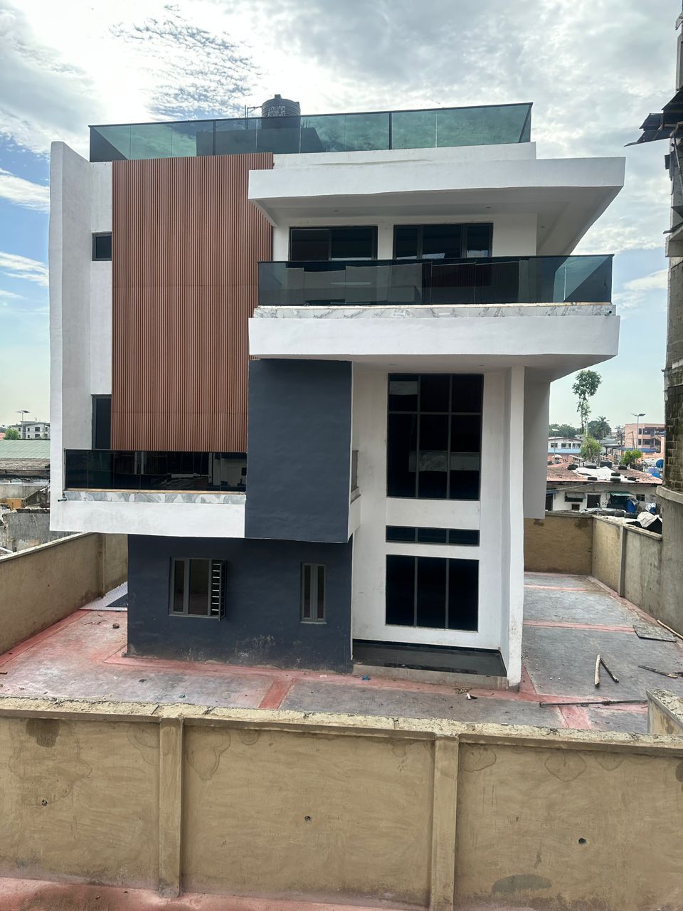 EXQUISITELY BUILT 5 BEDROOM FULLY DETACHED DUPLEX WITH BQ / Maryland Ikeja  / 650m  / C of O