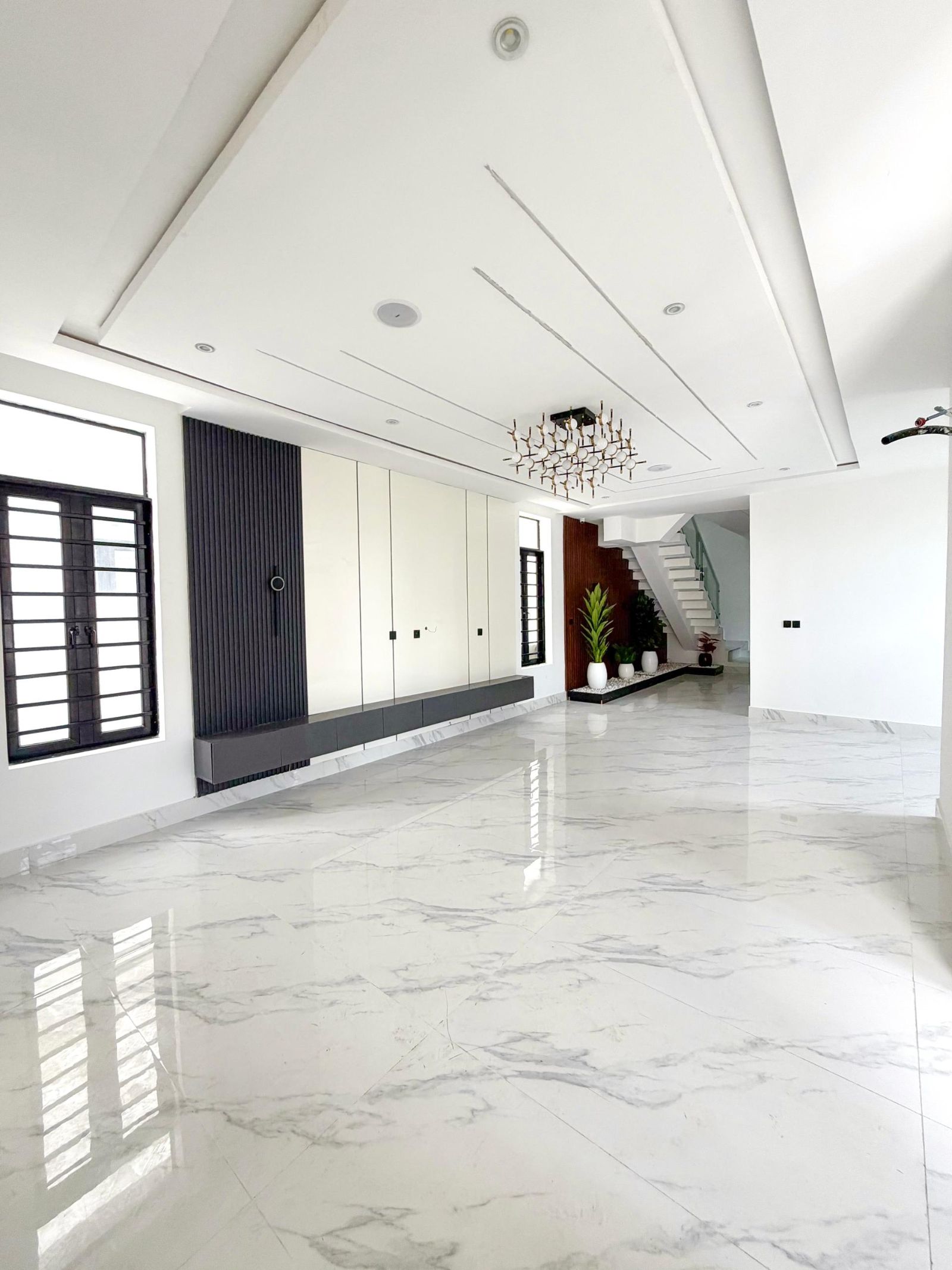 5 bedroom duplex Chevron/ 720M / Pool / Bq 3
