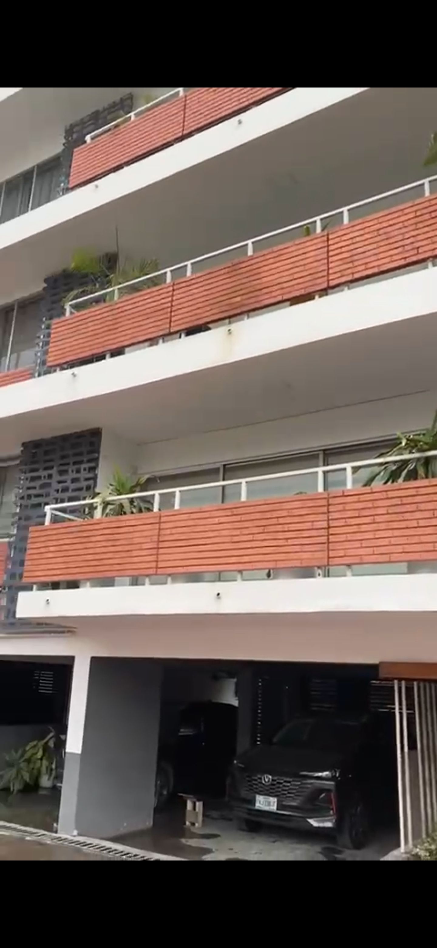 A block of 6 units 3 bedroom apartment with 2 bathrooms and toilet( masterbedroom en-suite) 2 units 1 bedroom flat 7 unit BQ with an extra storage rooms / VI / 6BN / C.OF.O