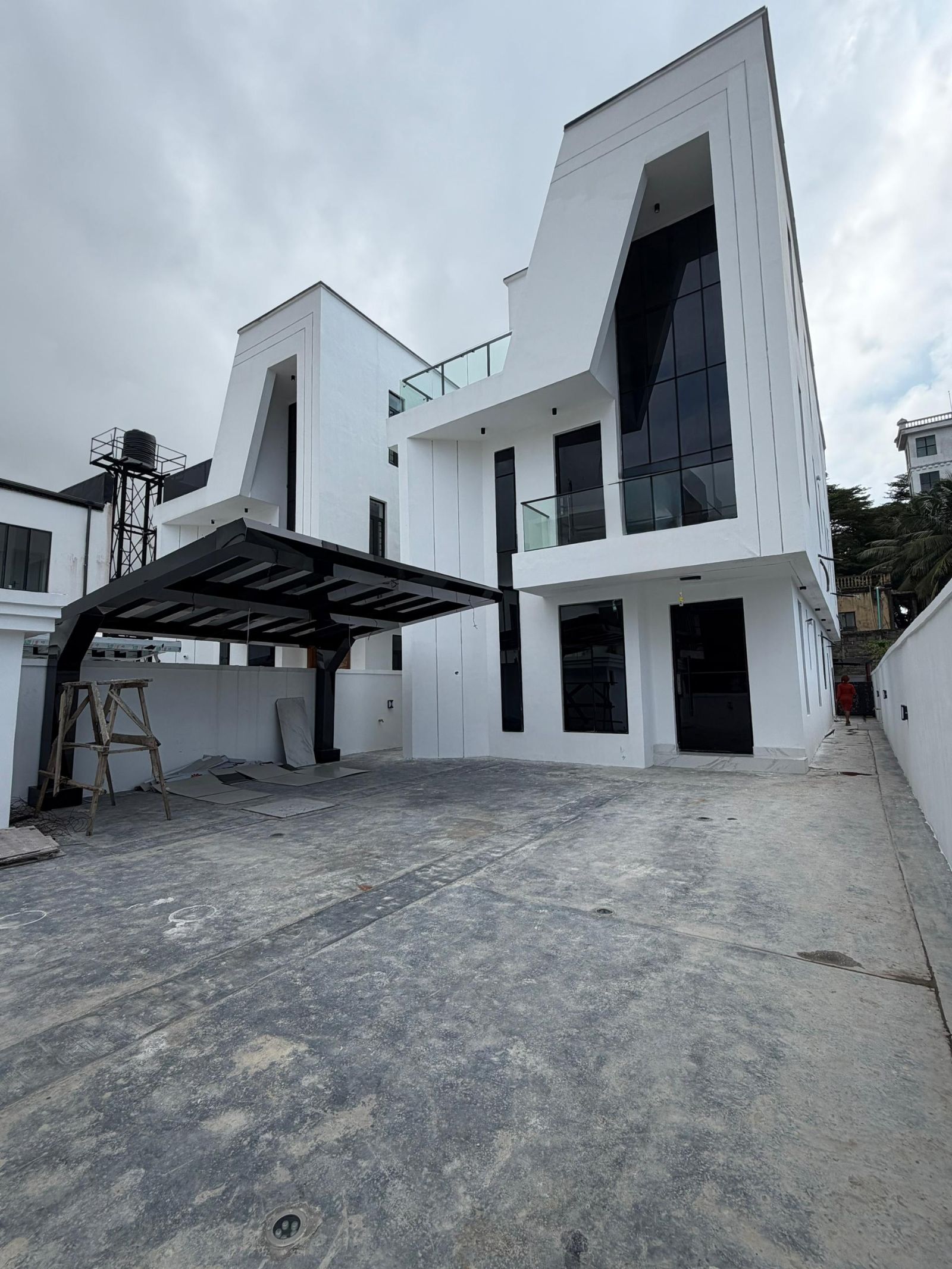 5 bedroom duplex Chevron/ 720M / Pool / Bq