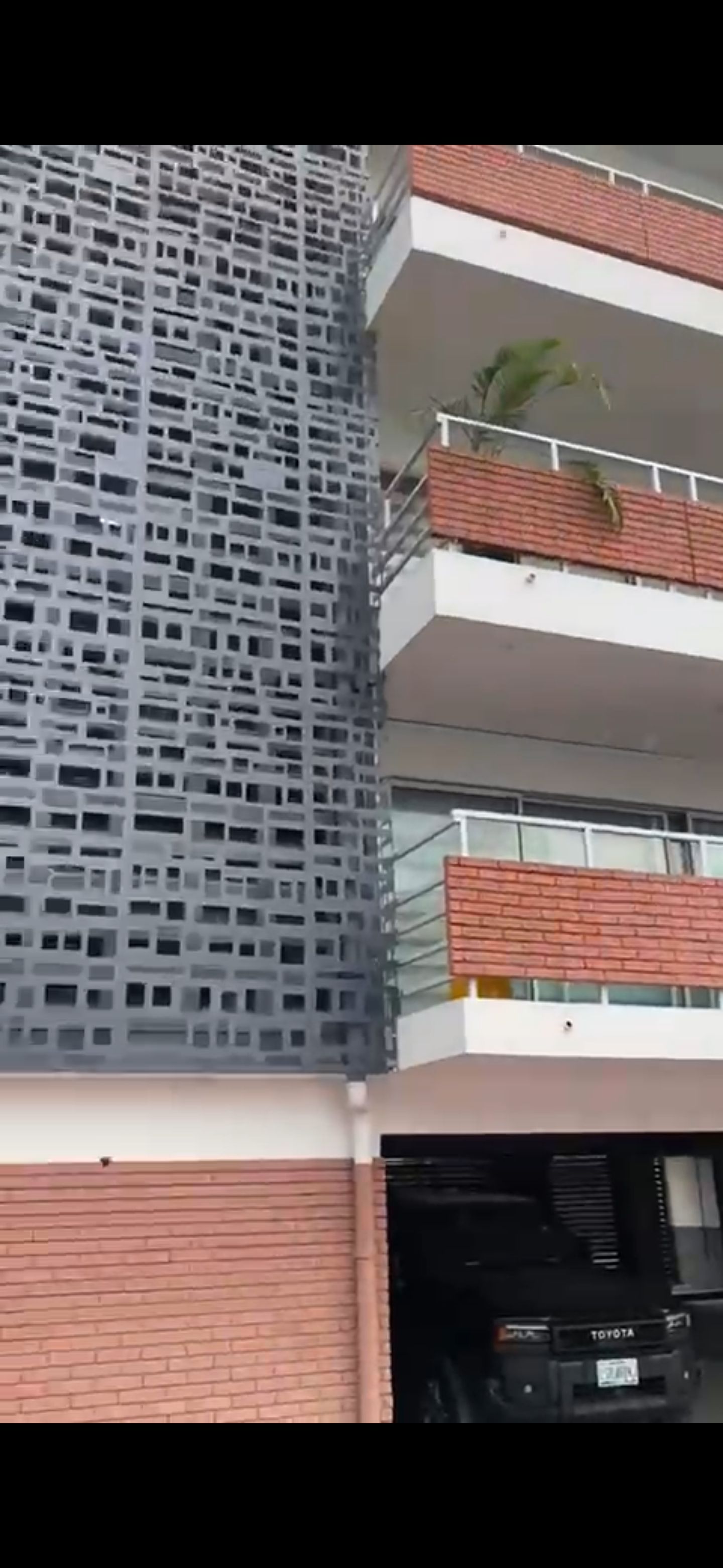 A block of 6 units 3 bedroom apartment with 2 bathrooms and toilet( masterbedroom en-suite) 2 units 1 bedroom flat 7 unit BQ with an extra storage rooms / VI / 6BN / C.OF.O 2